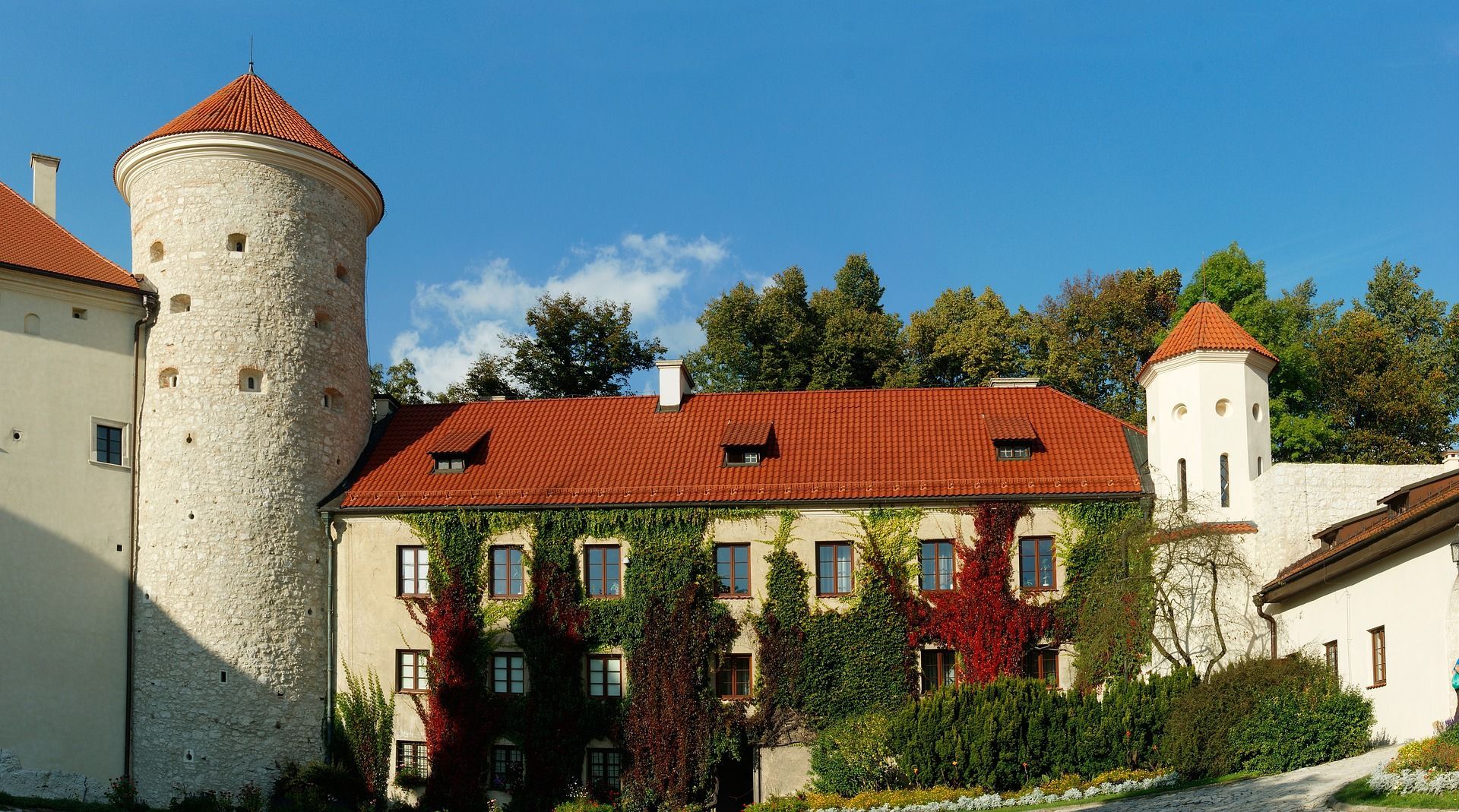 Pieskowa Skała Castle courtyard — day trip from Krakow