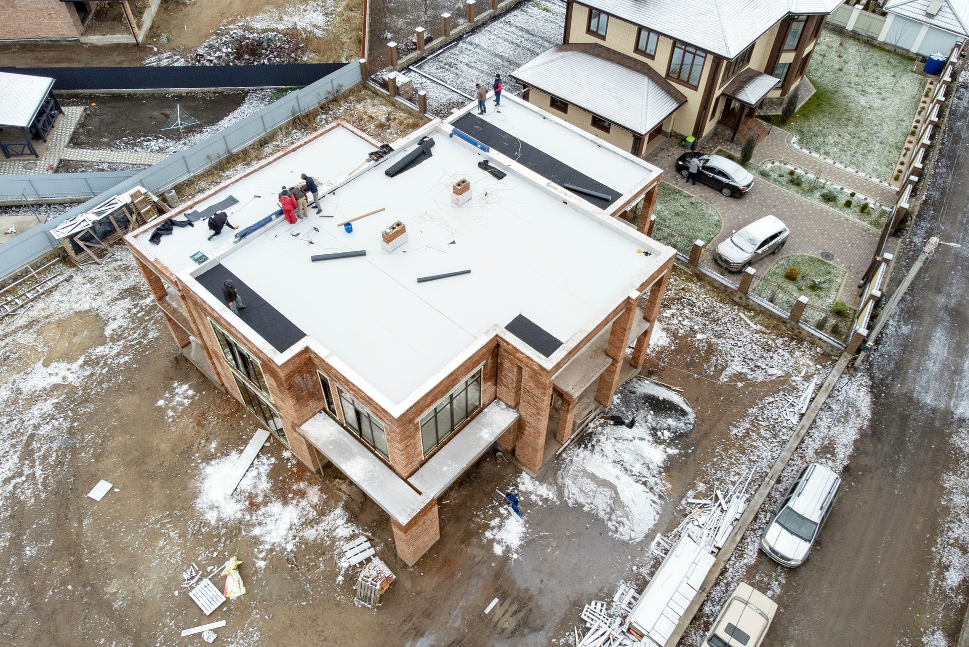 Une vue aérienne d'un bâtiment en construction sous la neige.