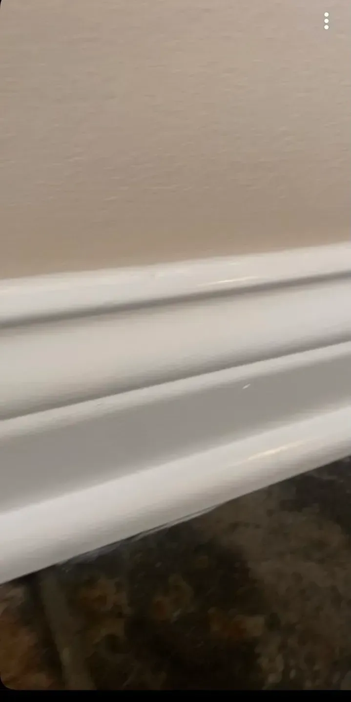 A close up of a white molding on a wall.