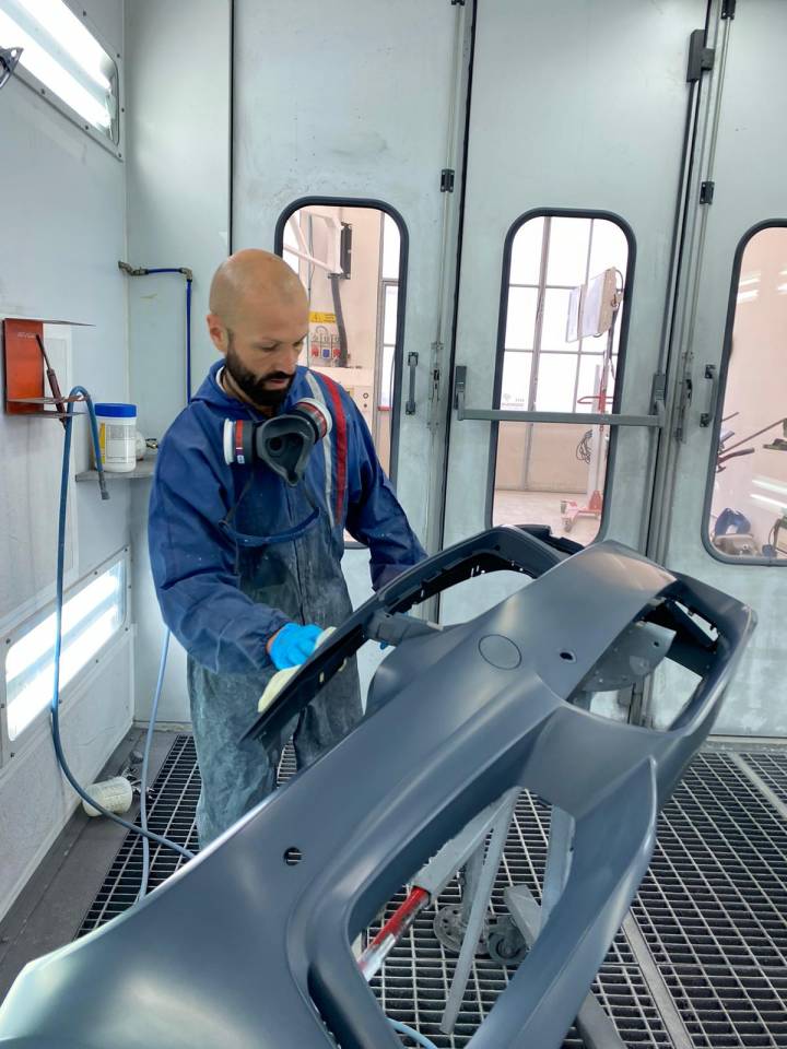 operazione verniciatura