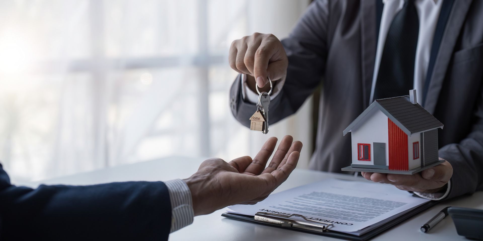 Agente consegna le chiavi di un appartamento