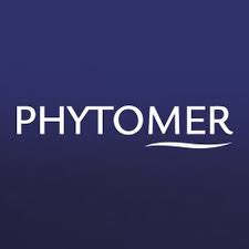 Donna accanto a prodotti a marchio Phytomer