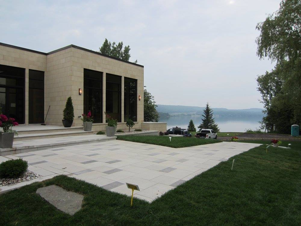 Une grande maison avec une grande pelouse devant elle