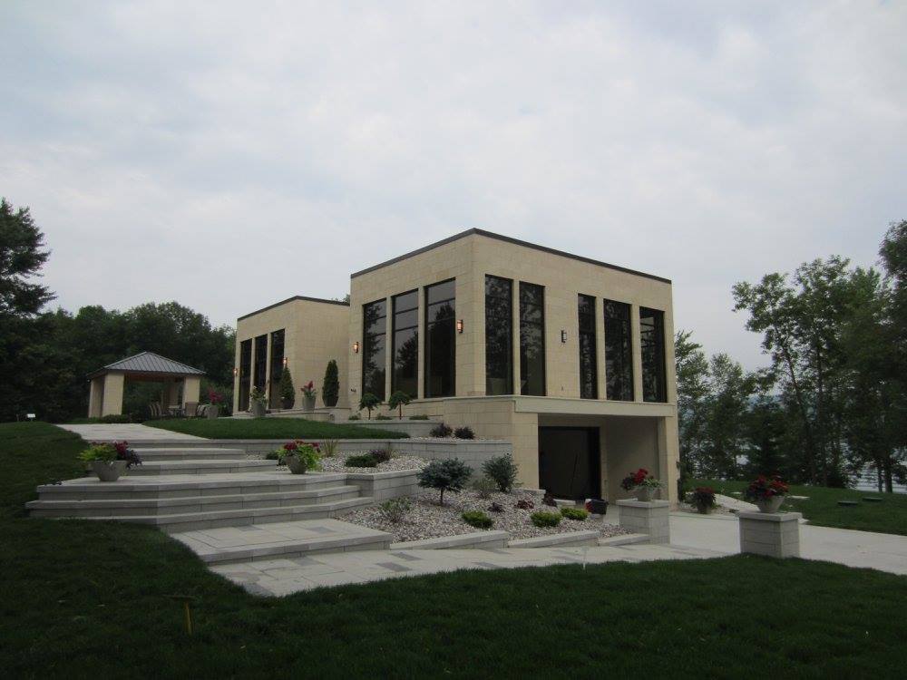 Une grande maison avec des escaliers qui y mènent