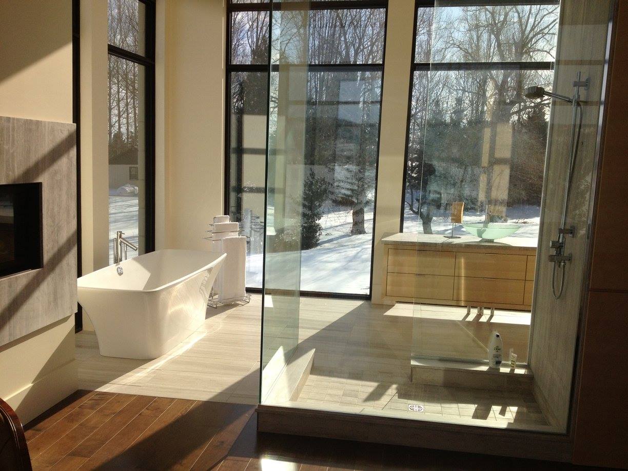 Une salle de bain avec baignoire et douche à l'italienne