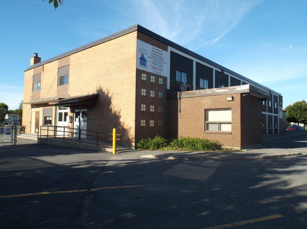 Un grand bâtiment en briques avec une étoile bleue dessus