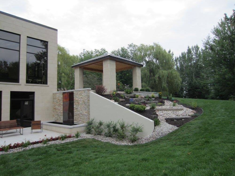 Une grande maison avec une grande pelouse devant elle