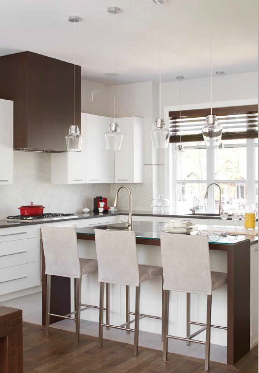 Une cuisine avec des armoires blanches et des tabourets et un évier