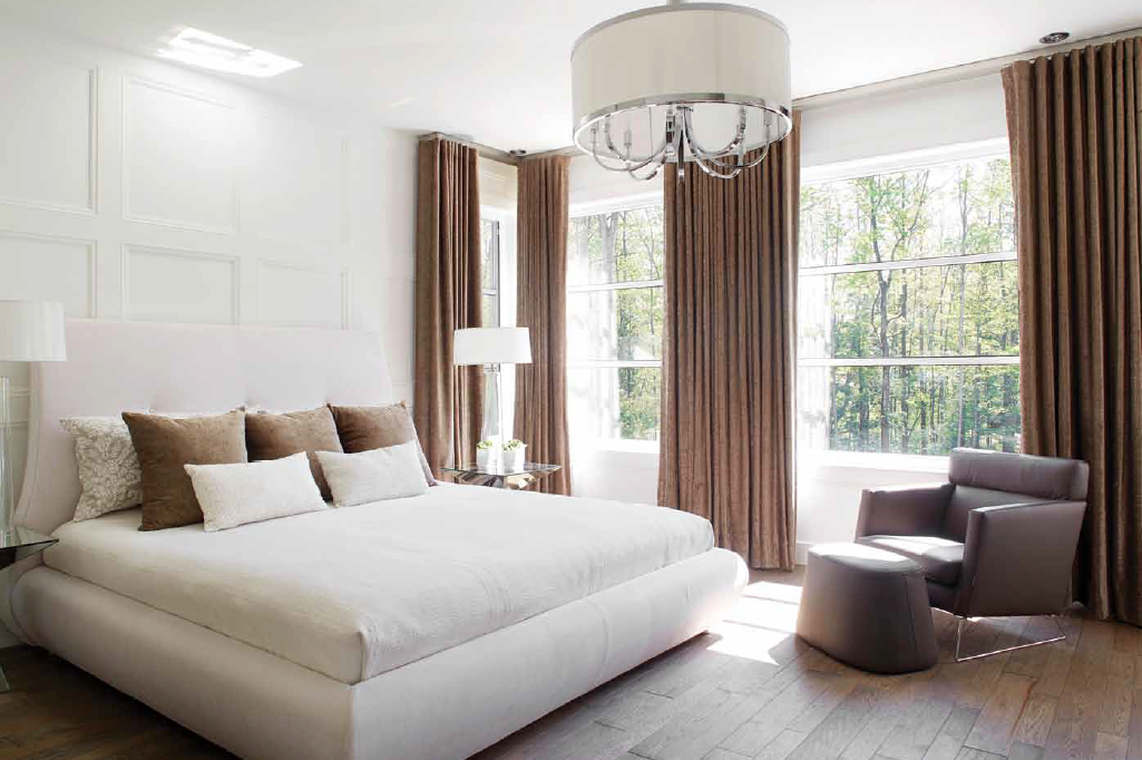 Une chambre avec un lit, une chaise et une fenêtre.