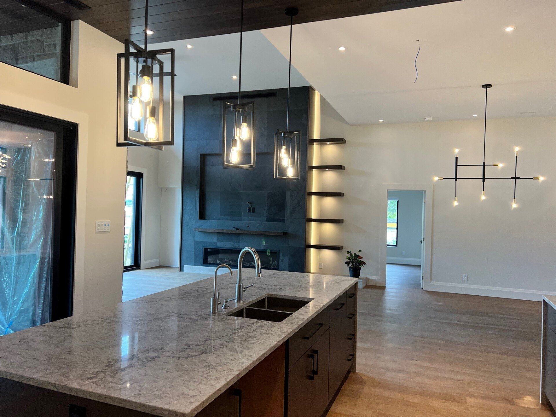 Une cuisine avec un grand îlot et un évier dans une maison.