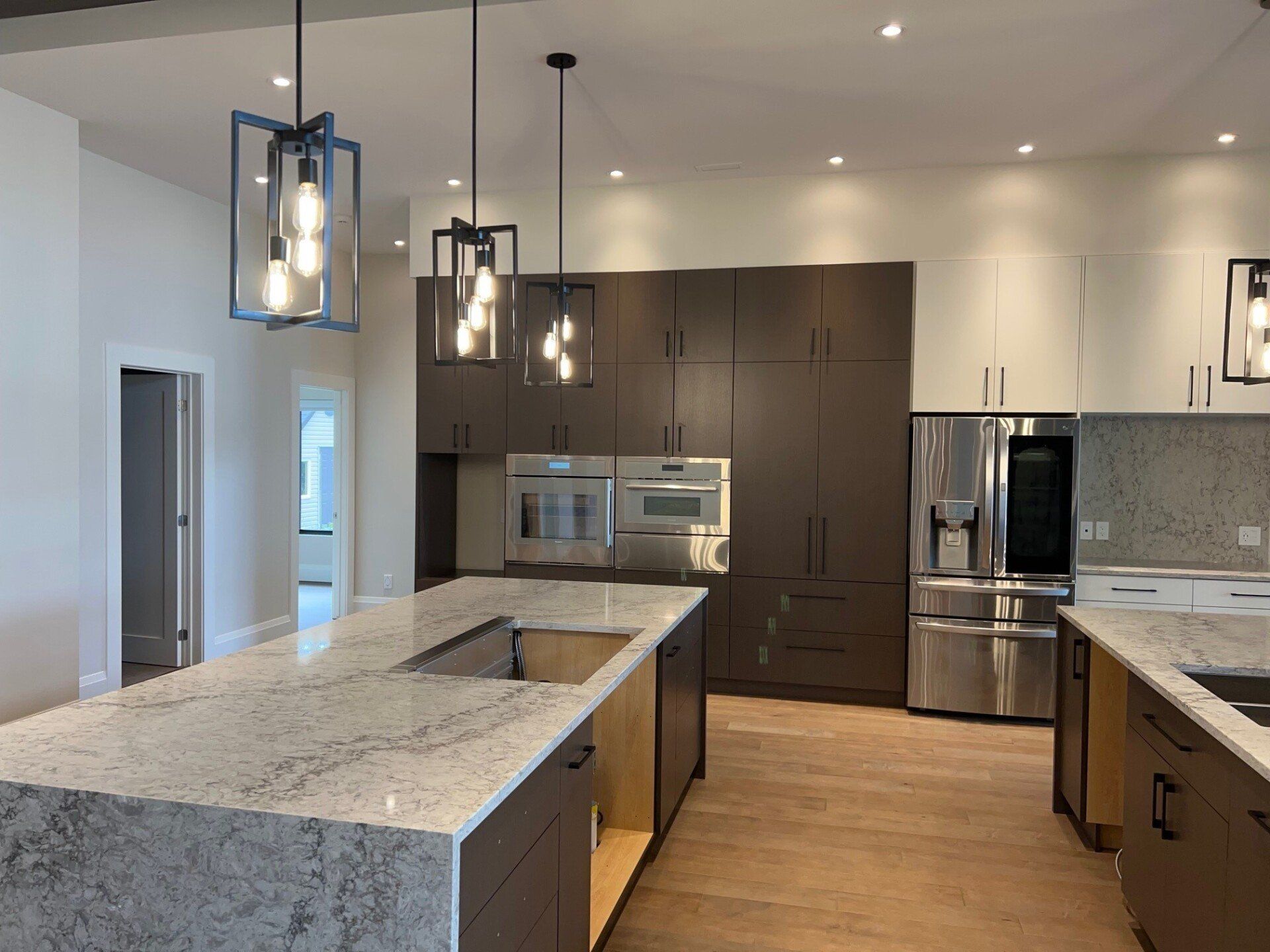 Une cuisine avec des appareils électroménagers en acier inoxydable et des comptoirs en granit.