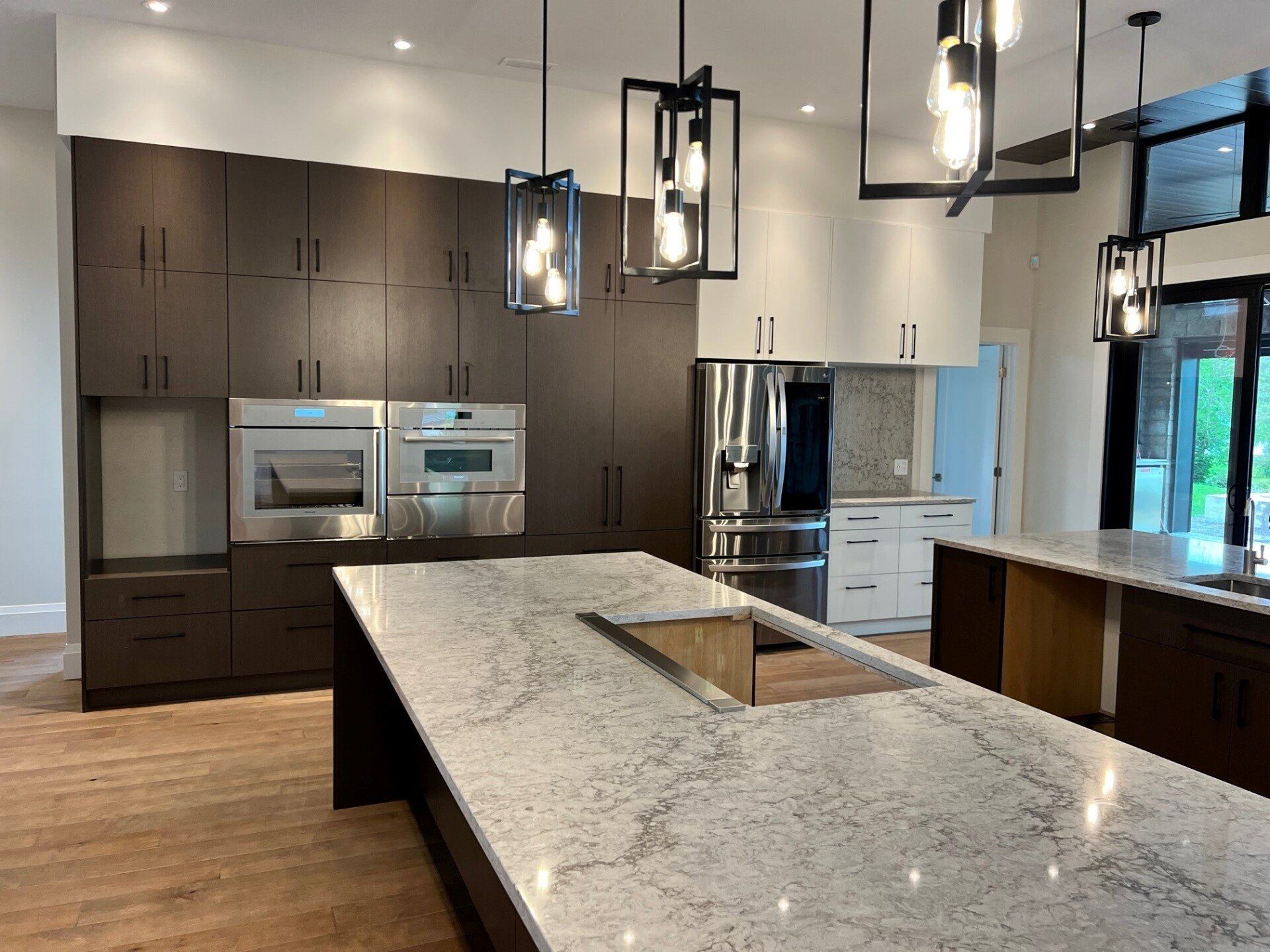 Une cuisine avec un grand îlot et des électroménagers en acier inoxydable.
