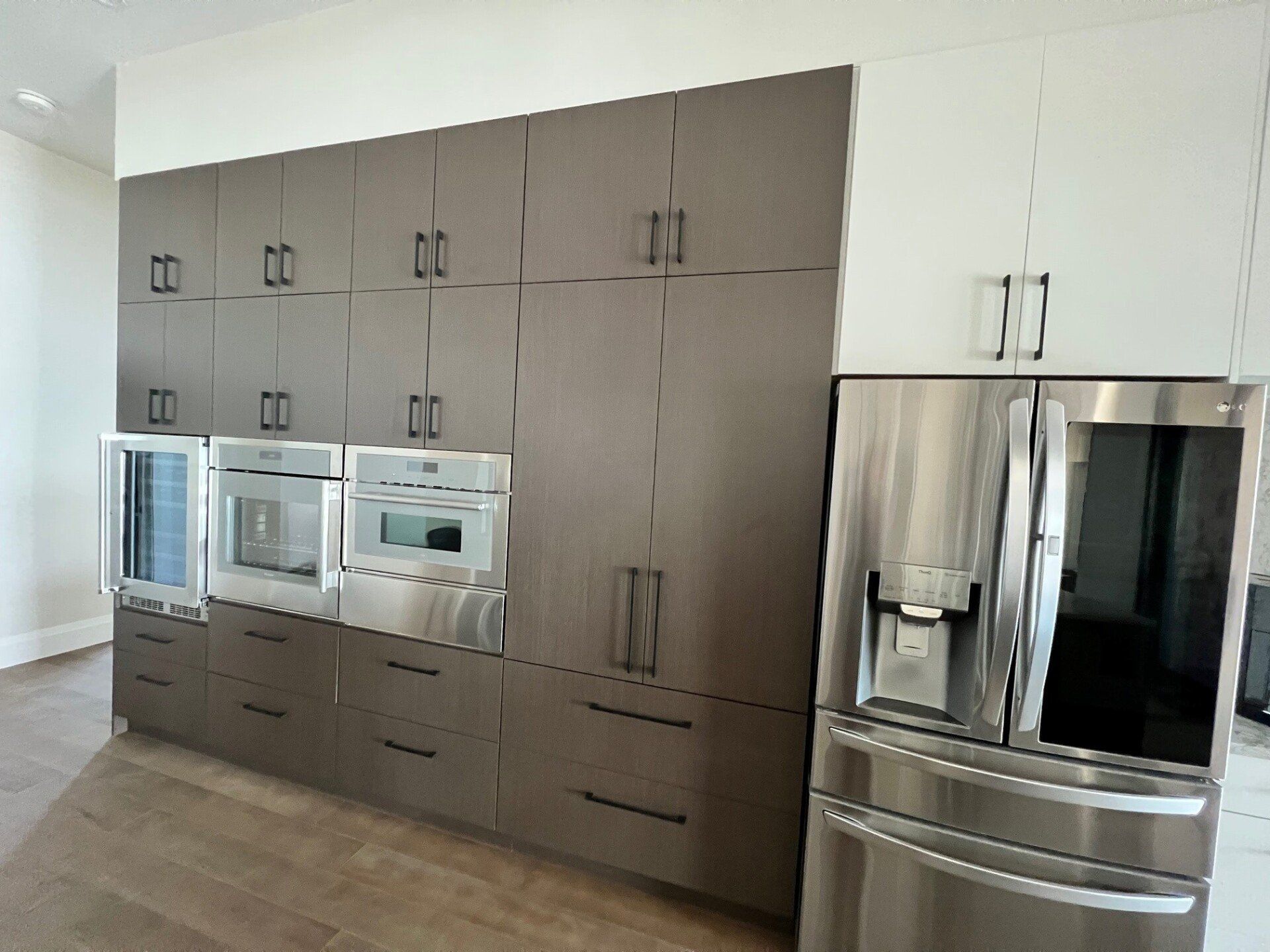 Une cuisine avec des appareils électroménagers en acier inoxydable et de nombreux placards