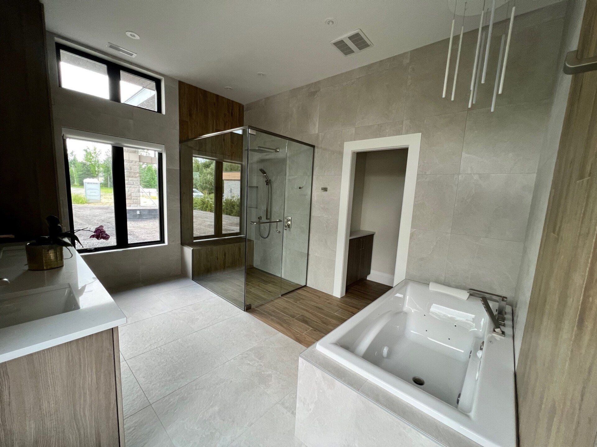 Une salle de bain avec baignoire et douche à l'italienne.