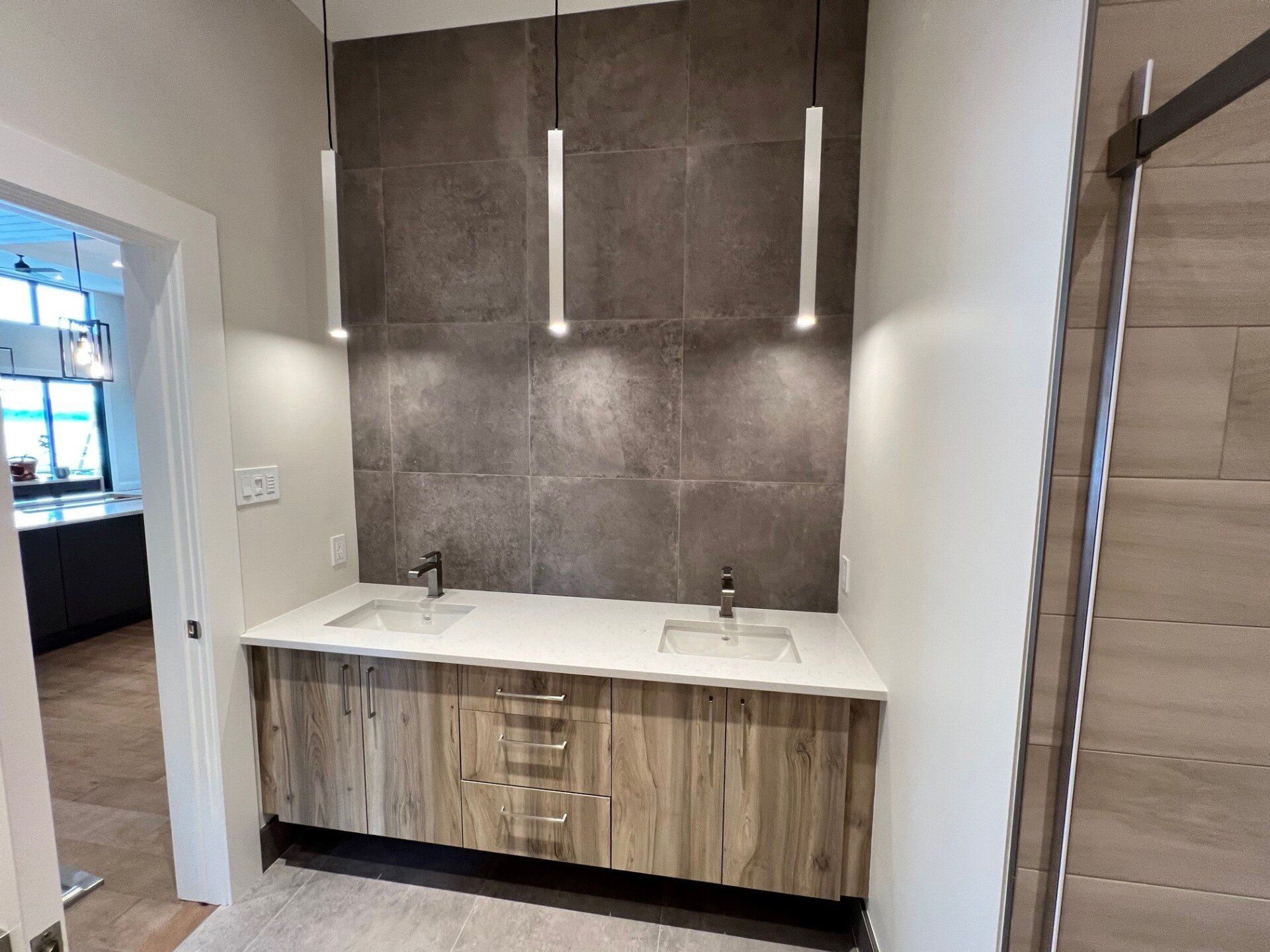 Une salle de bain avec deux vasques et une douche à l'italienne.