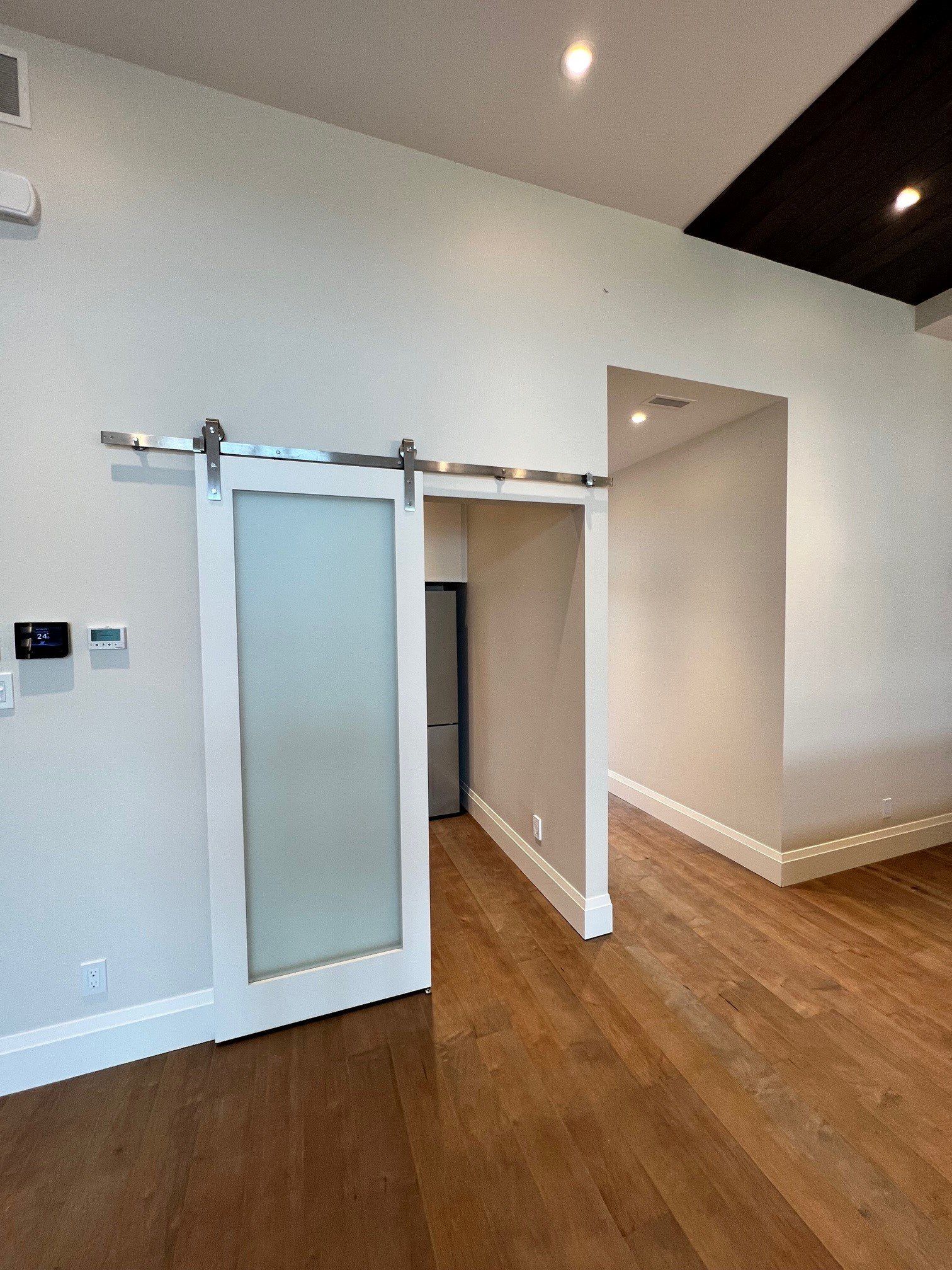 Il y a une porte de grange coulissante au milieu de la pièce.