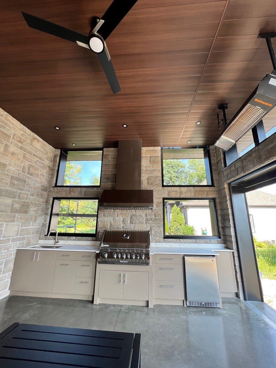 Une cuisine avec une cuisinière et un ventilateur de plafond