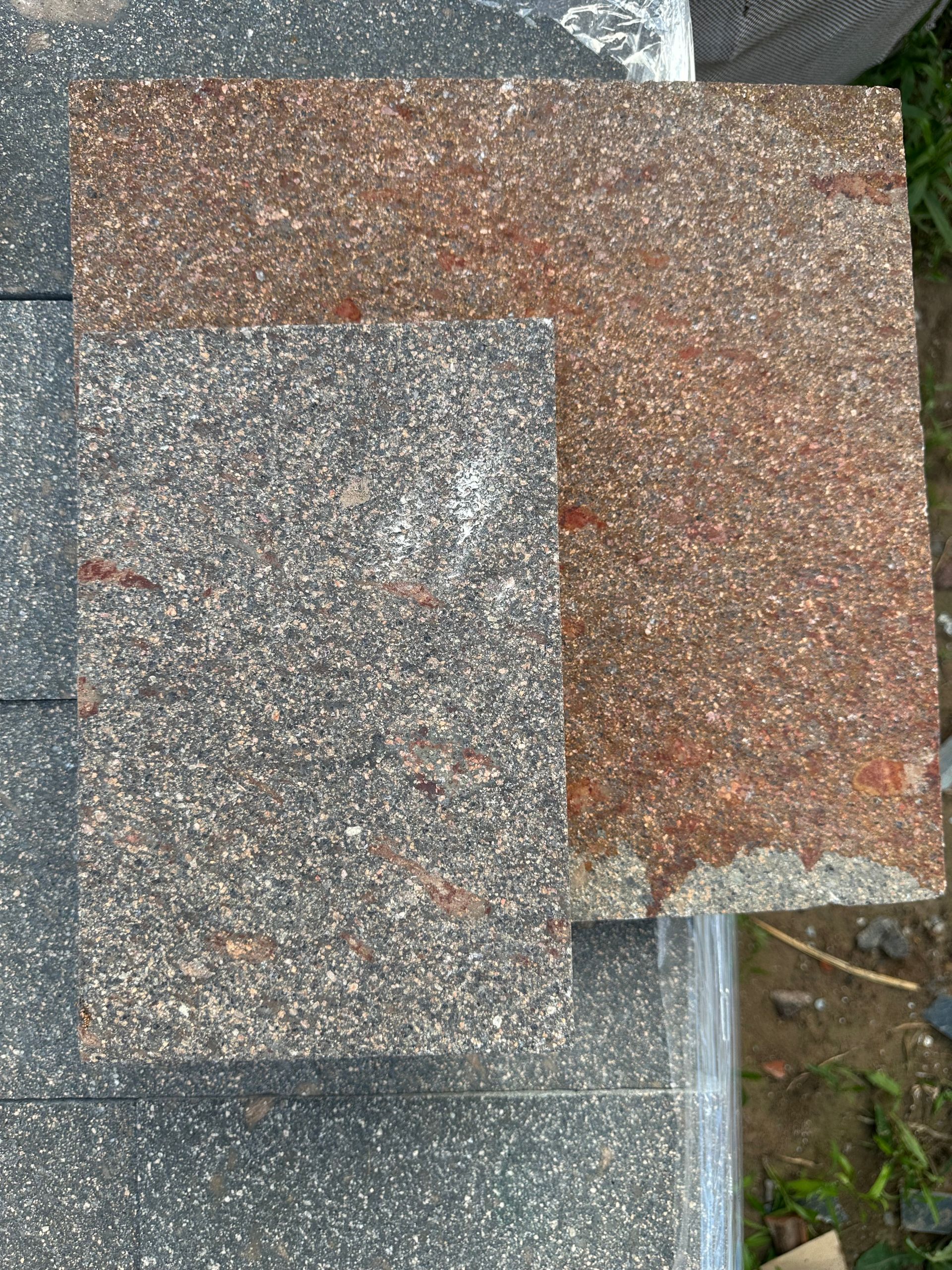 Dos piezas de granito están colocadas una encima de la otra sobre una mesa.