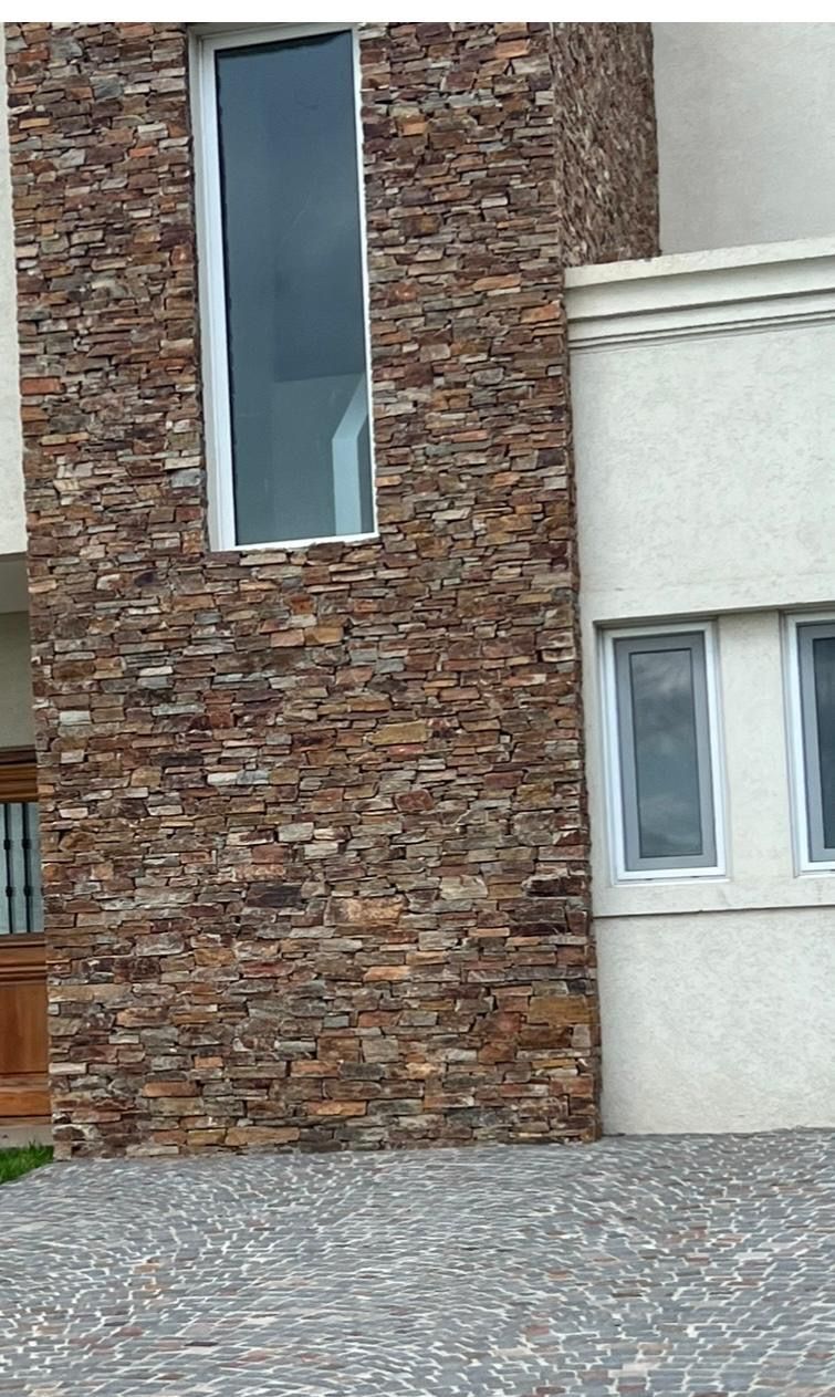 Una casa con fachada de piedra y una ventana