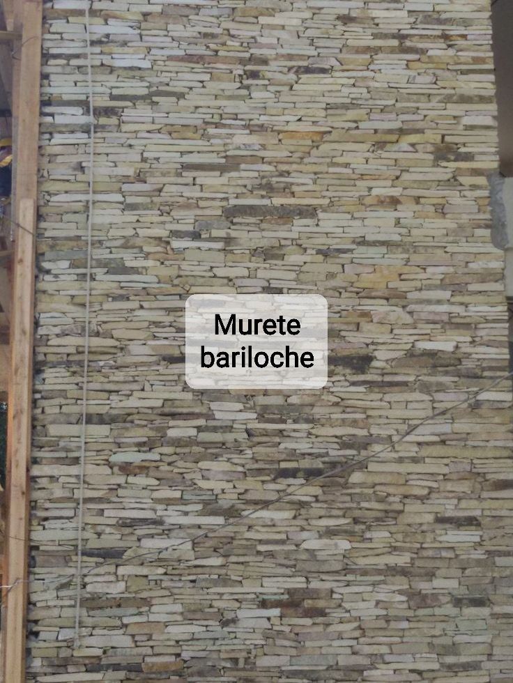 Una pared de ladrillos con un cartel que dice murete bariloche