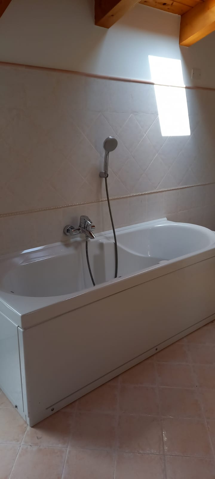 Ristrutturazione bagno con posa di vasca da bagno