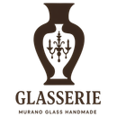 Logo: vaso marrone con un lampadario all'interno, testo "Glasserie", "Murano Glass Handmade" sotto.