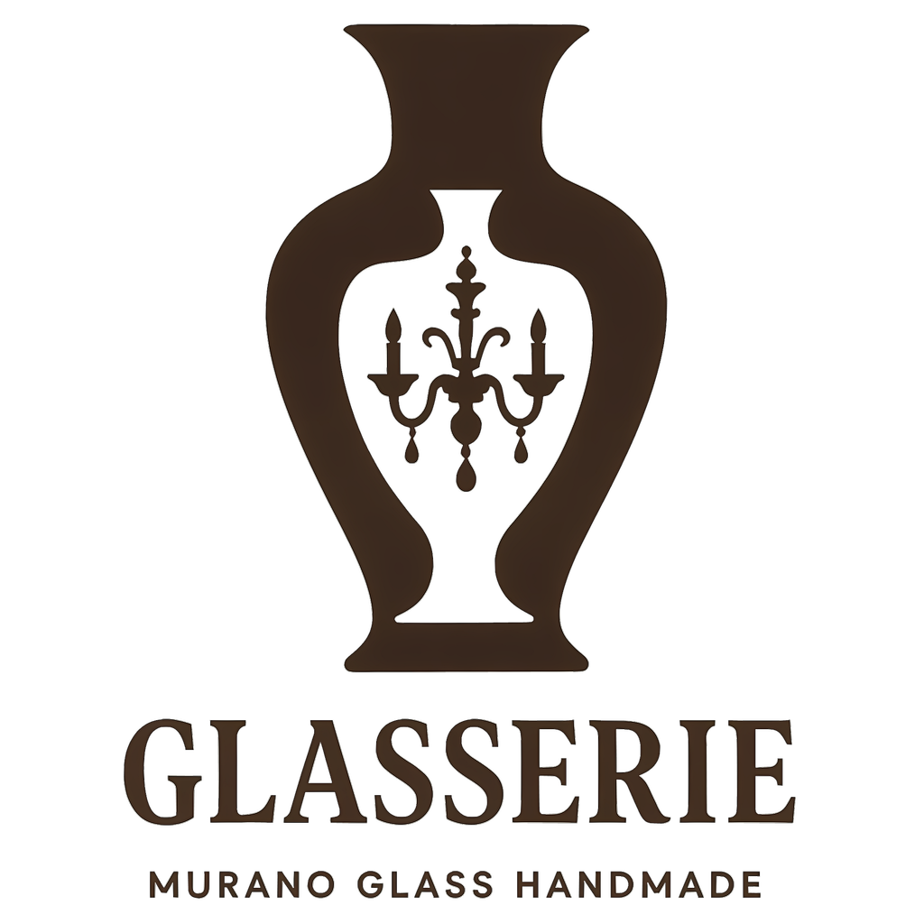 Logo: vaso marrone con un lampadario all'interno, testo "Glasserie", "Murano Glass Handmade" sotto.