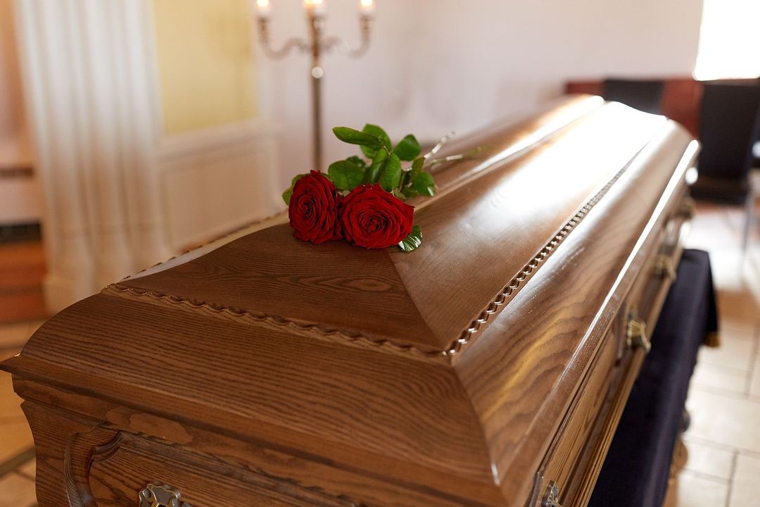 candele accese durante un funerale