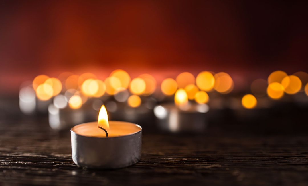 candele accese durante un funerale