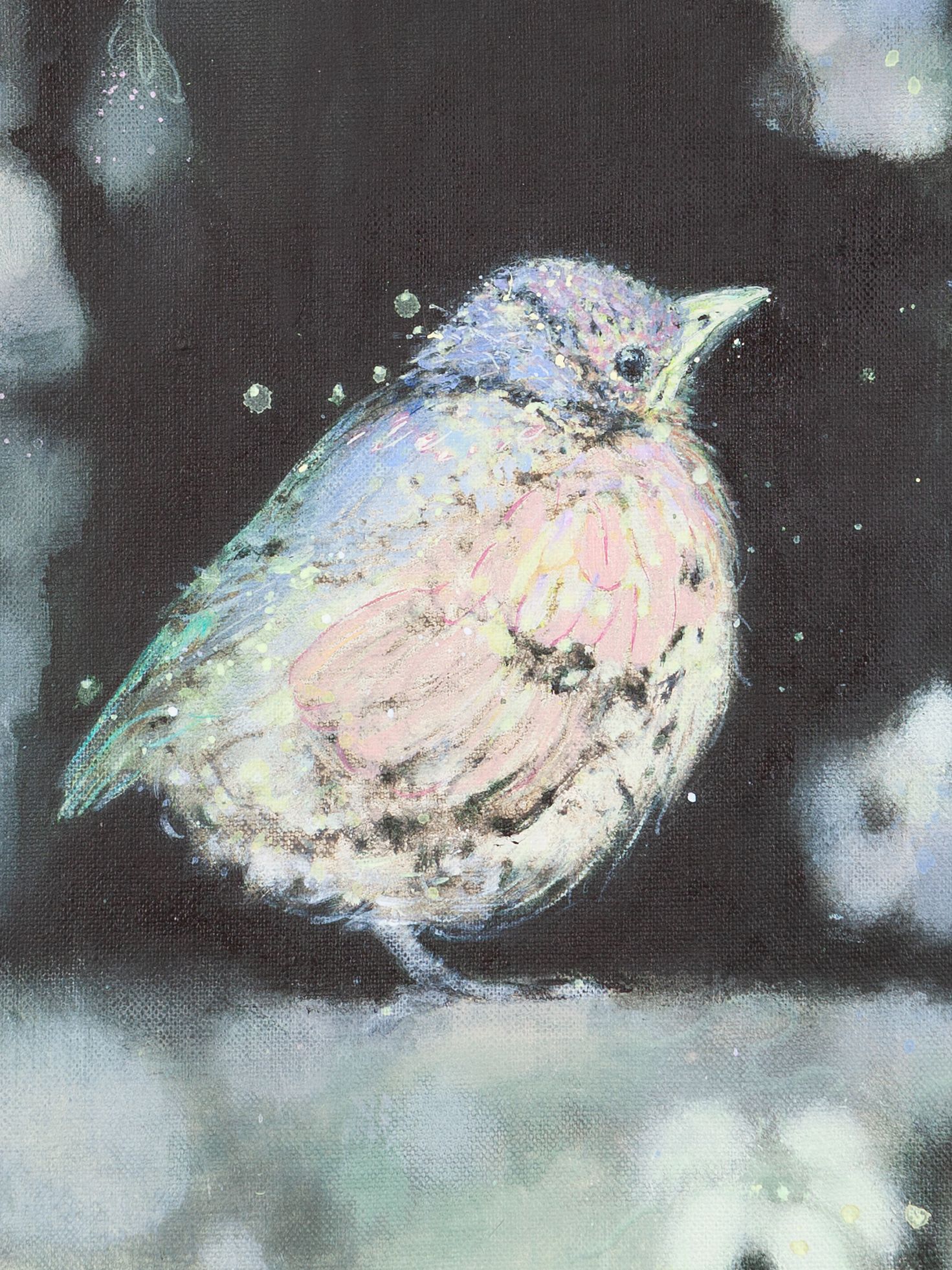 Blauwe jonge vogel met roze borst, zittend tegen een donkere achtergrond, vlakbij witte bloemen.