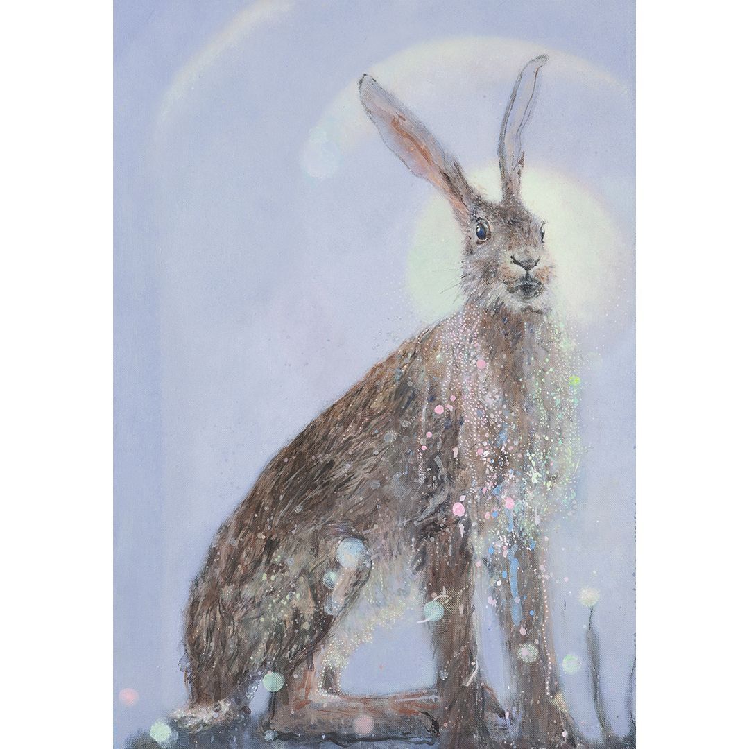 Een bruine haas zit tegen een bleke, maanverlichte blauwe hemel, omgeven door zachte, fonkelende lichteffecten.