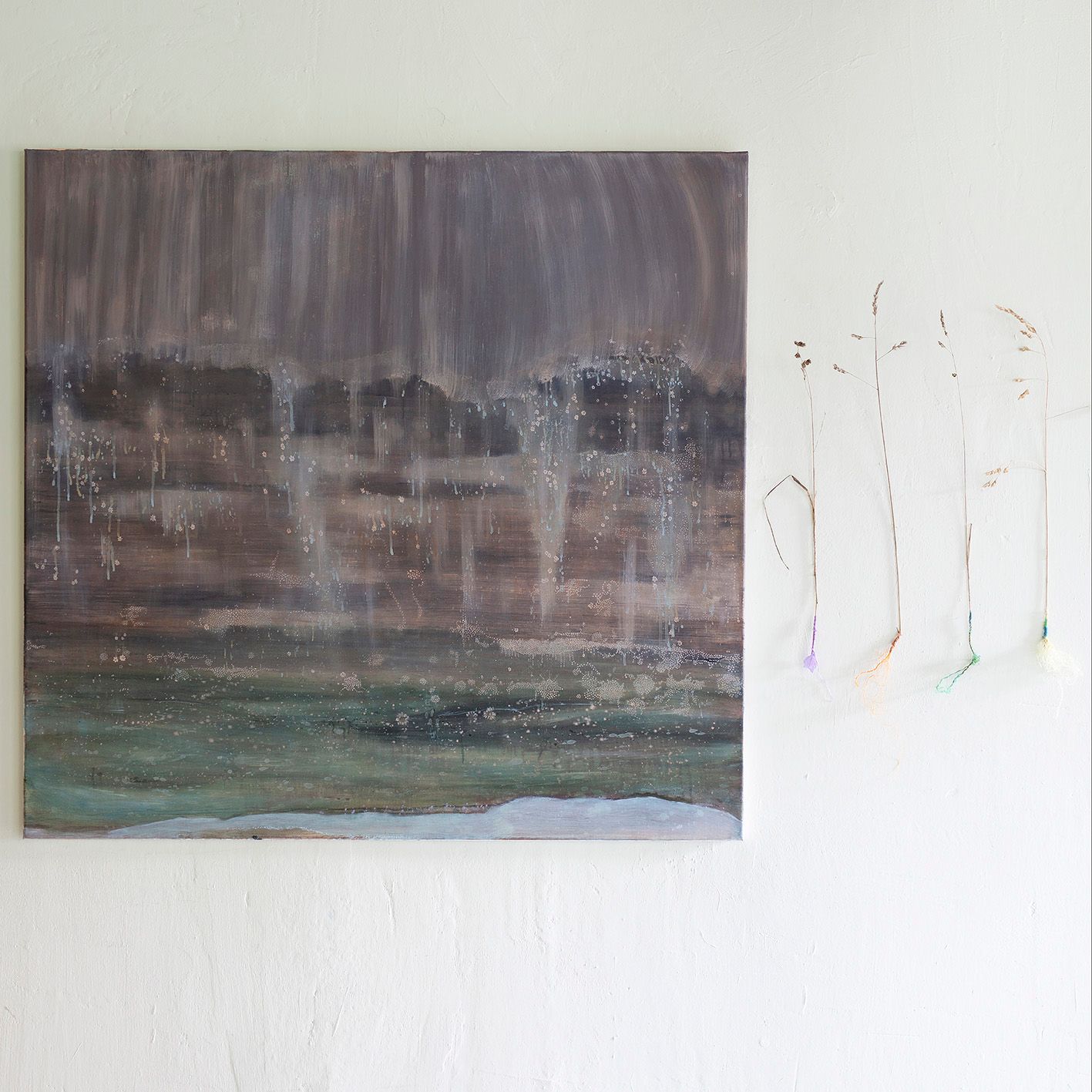Abstract grijsblauw schilderij met textuurstrepen op een witte muur