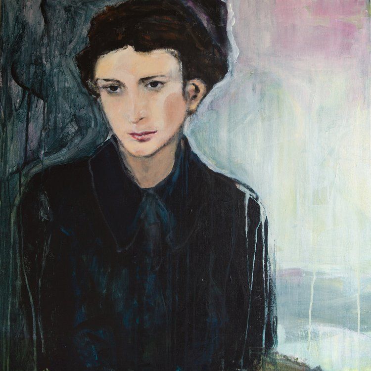 Vrouw in donkere kleding, melancholische uitdrukking, tegen een bleke achtergrond.