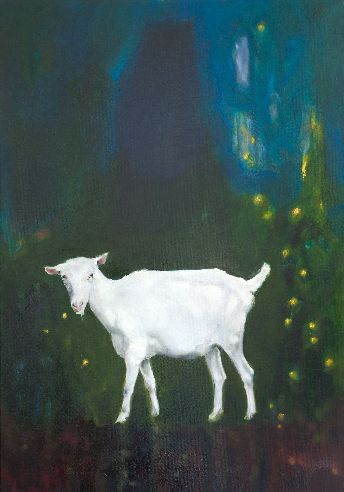 Witte geit tegen een donkere, wazige achtergrond met blauwe en gele accenten.