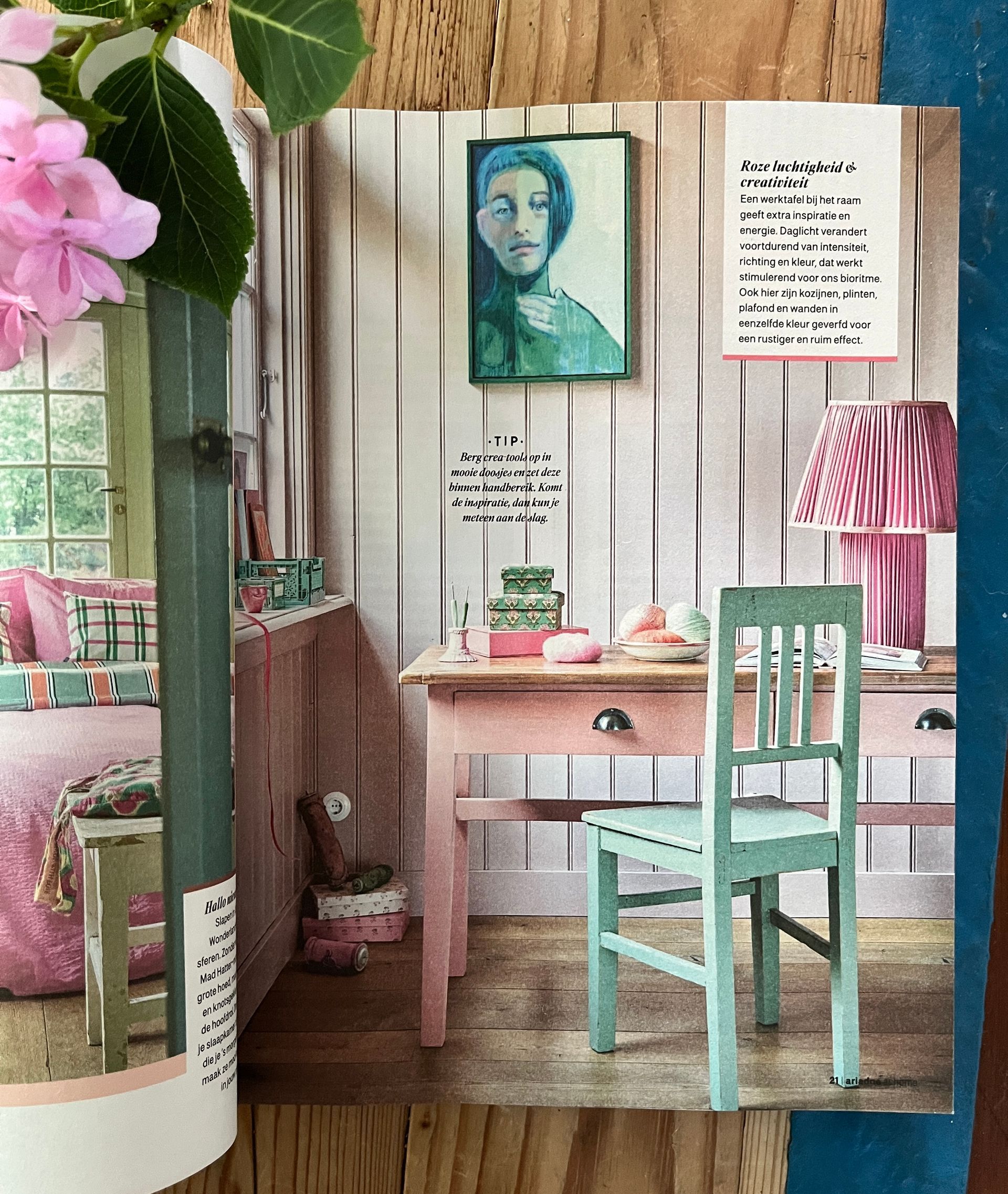 Kleurrijk interieur met bureau, stoel, kunstwerk van Elise Klinkert 'Tiktok'.