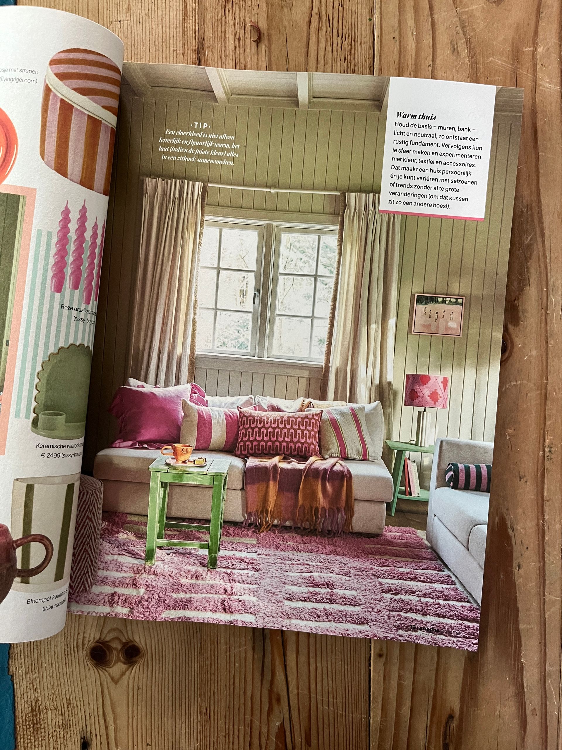 Woonkamer met roze kleed, bank en gordijnen; groene bijzettafel en lampen. Fine art print van Elise Klinkert 'de Samenkomst'