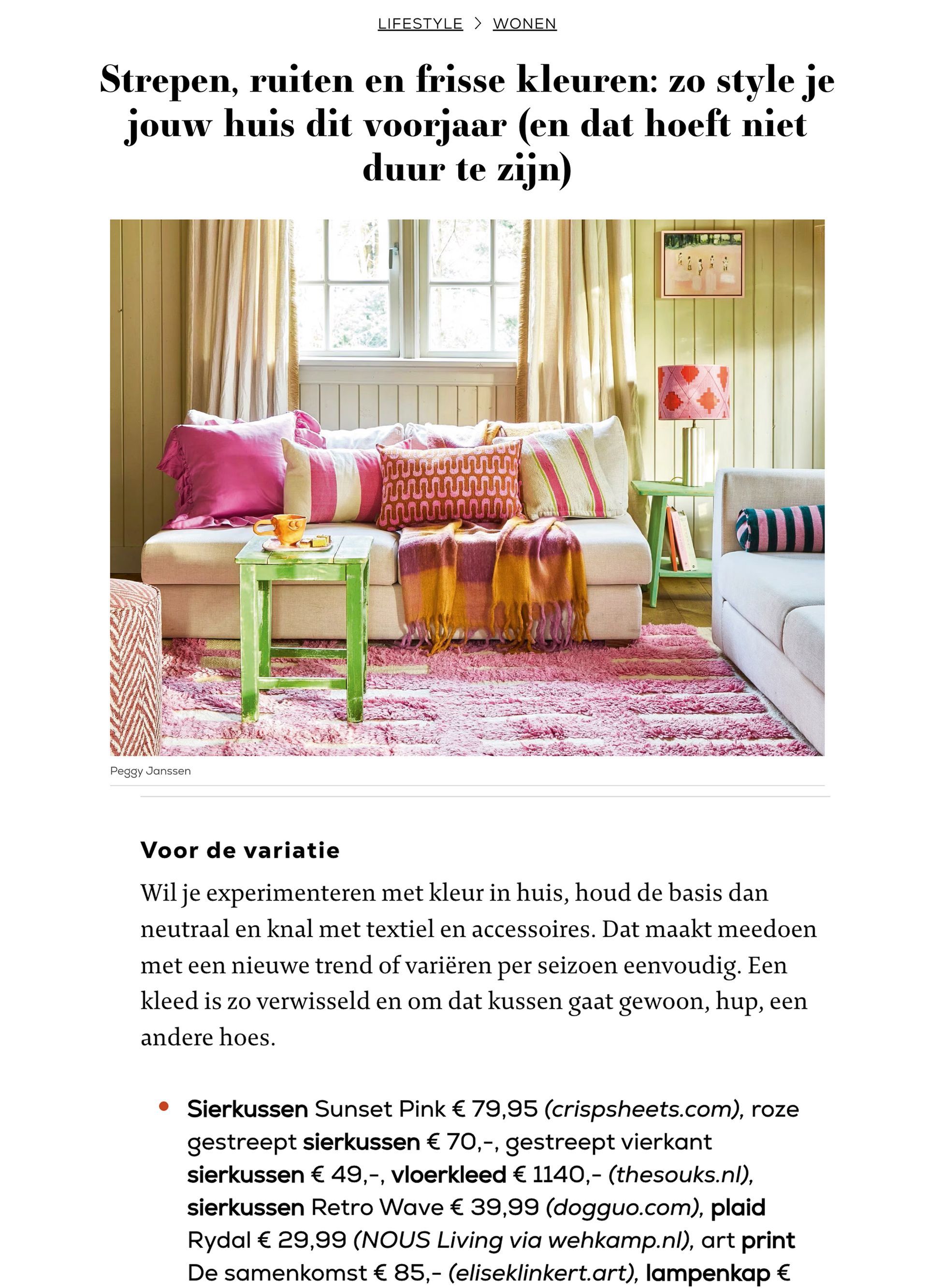 Een lichte woonkamer, ingericht met kleurrijke kussens en plaids met patronen, en een levendig vloerkleed voor een frisse lente-uitstraling.