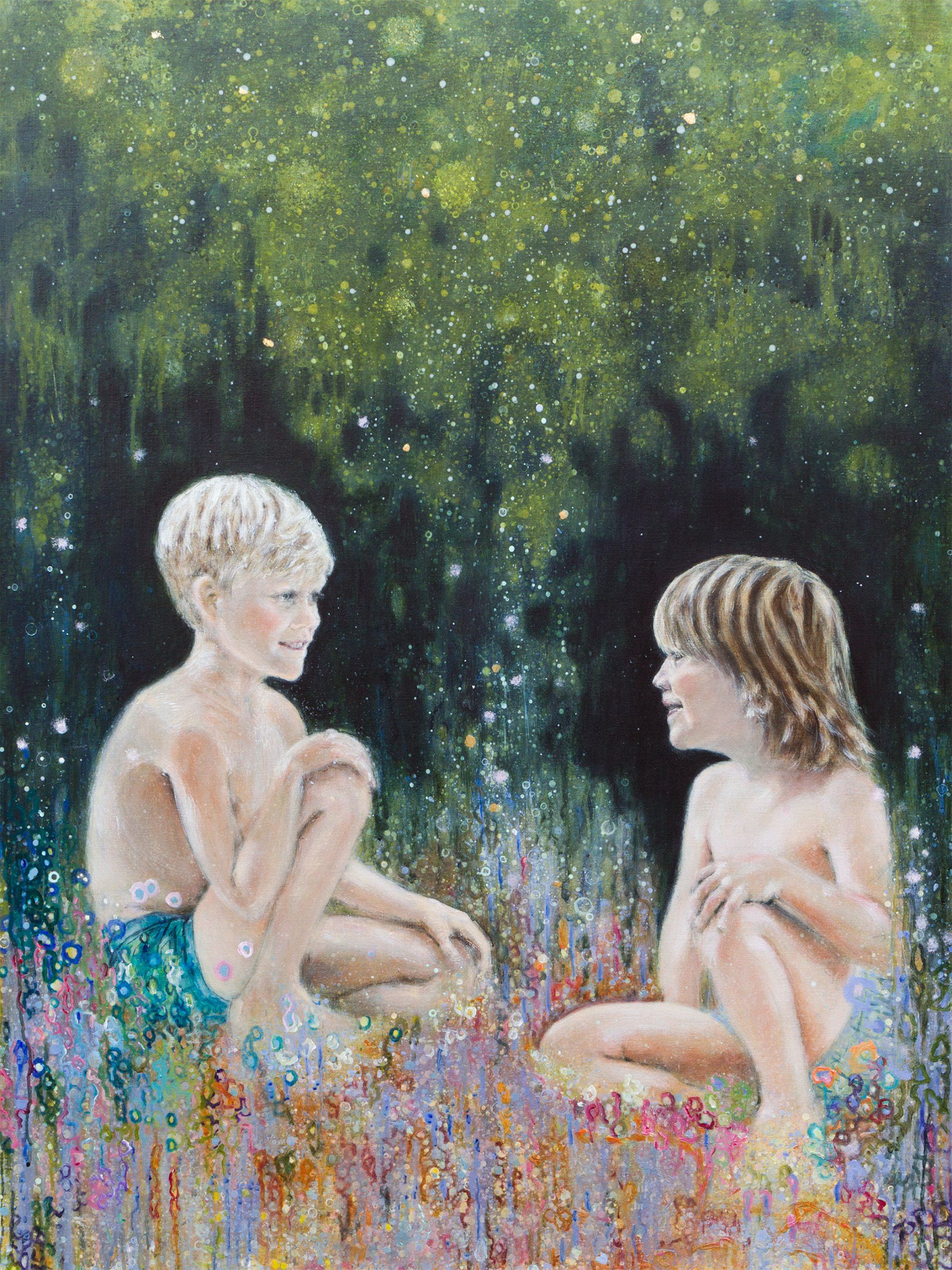 Twee blije kinderen zitten tussen de bloemen. Boven hun hoofd groen gebladerte; een van hen draagt een blauwe korte broek.