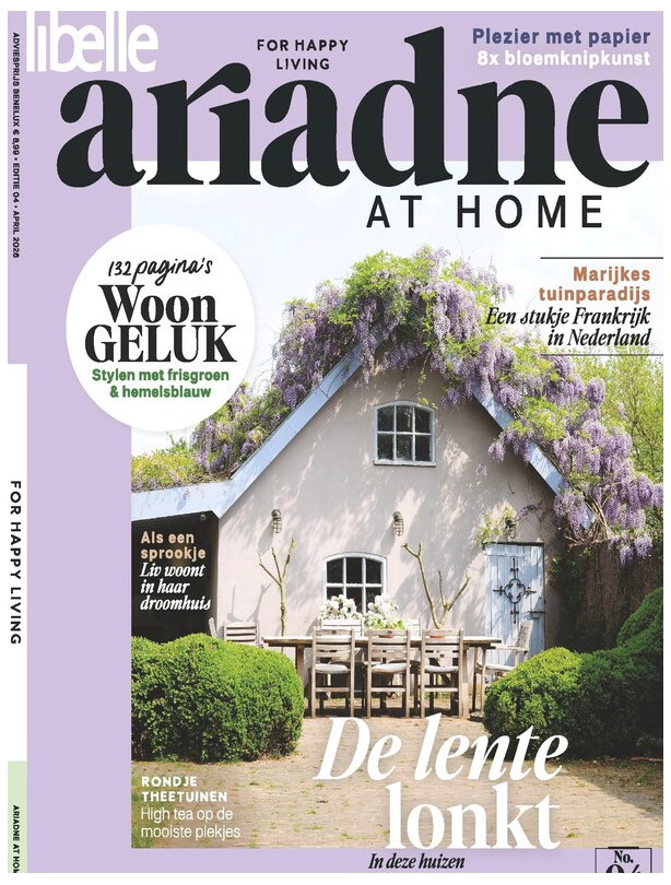 Omslag van het tijdschrift Ariadne at Home met een huis met een met blauweregen begroeid dak en een eethoek in de tuin.
