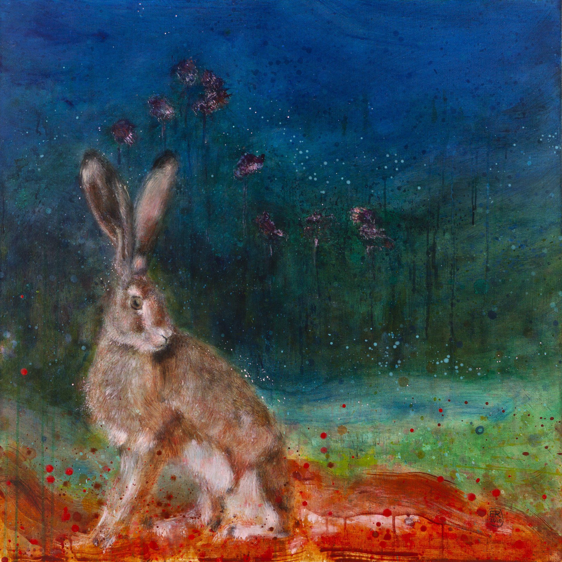 Een haas zit in een veld tegen een nachtelijk blauwe achtergrond.