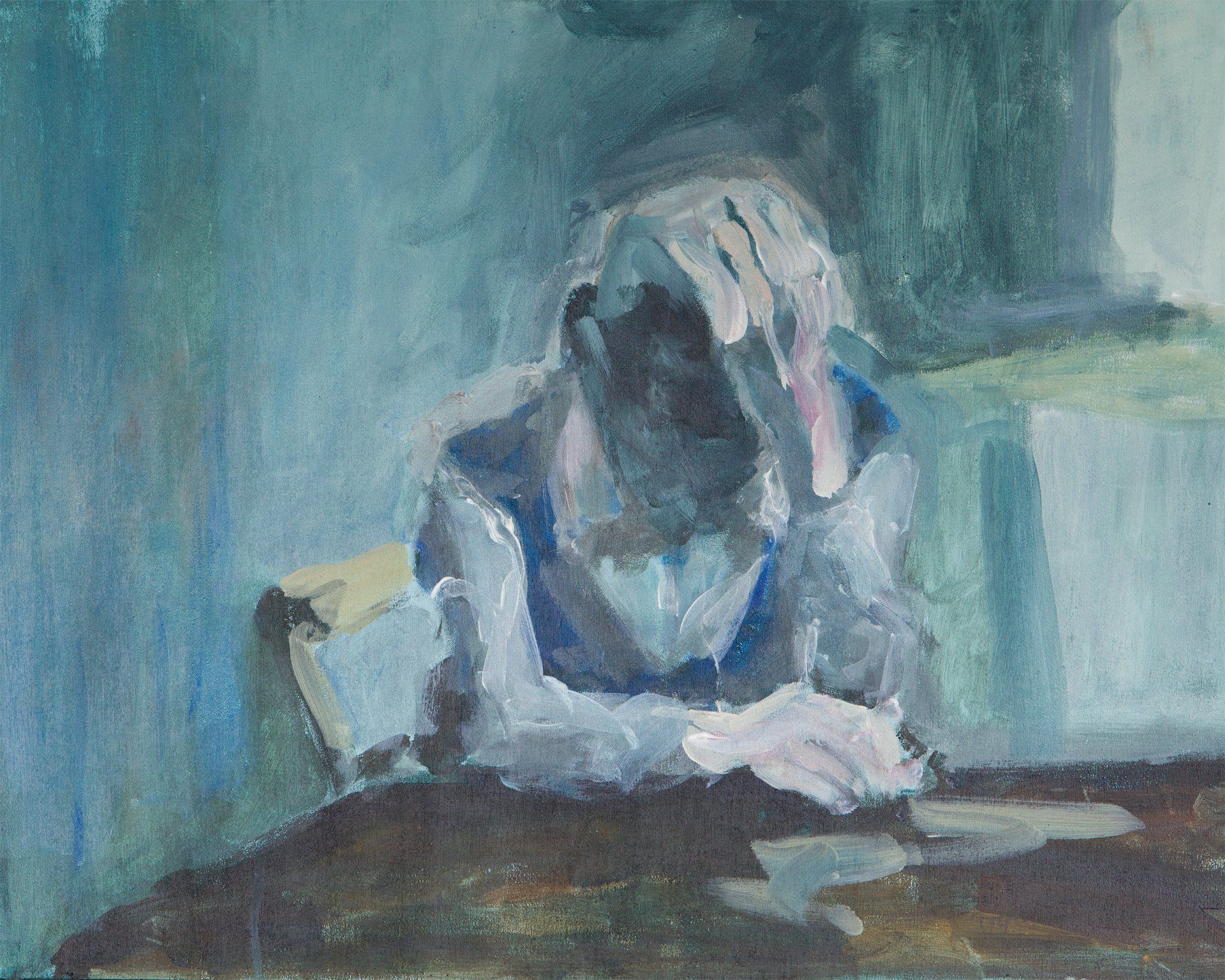 Figuur met hoofd in de handen aan een tafel, gezicht in de schaduw, blauwe tinten, binnenshuis.