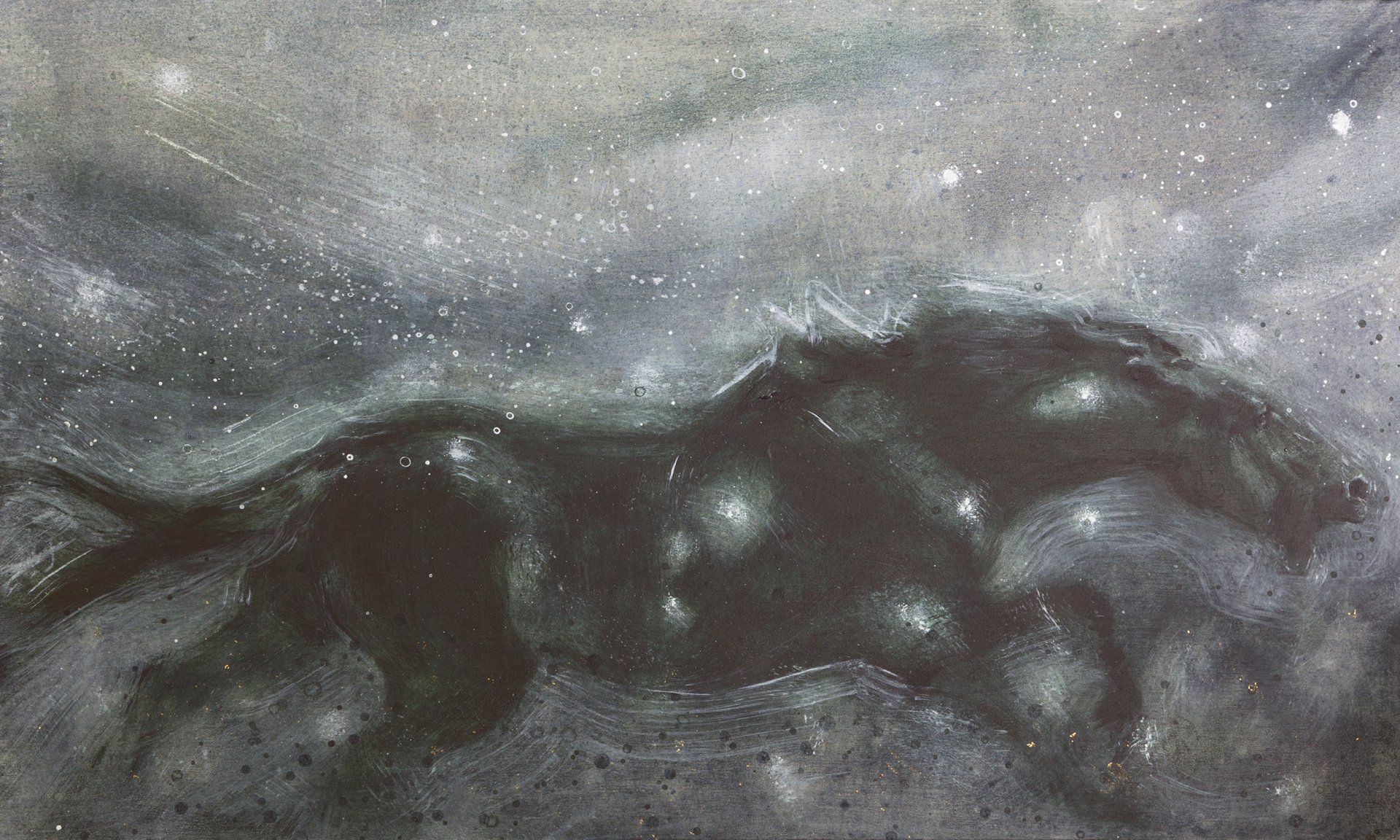 Het silhouet van een magisch zwart paard dat galoppeert door de sterrenhemel.