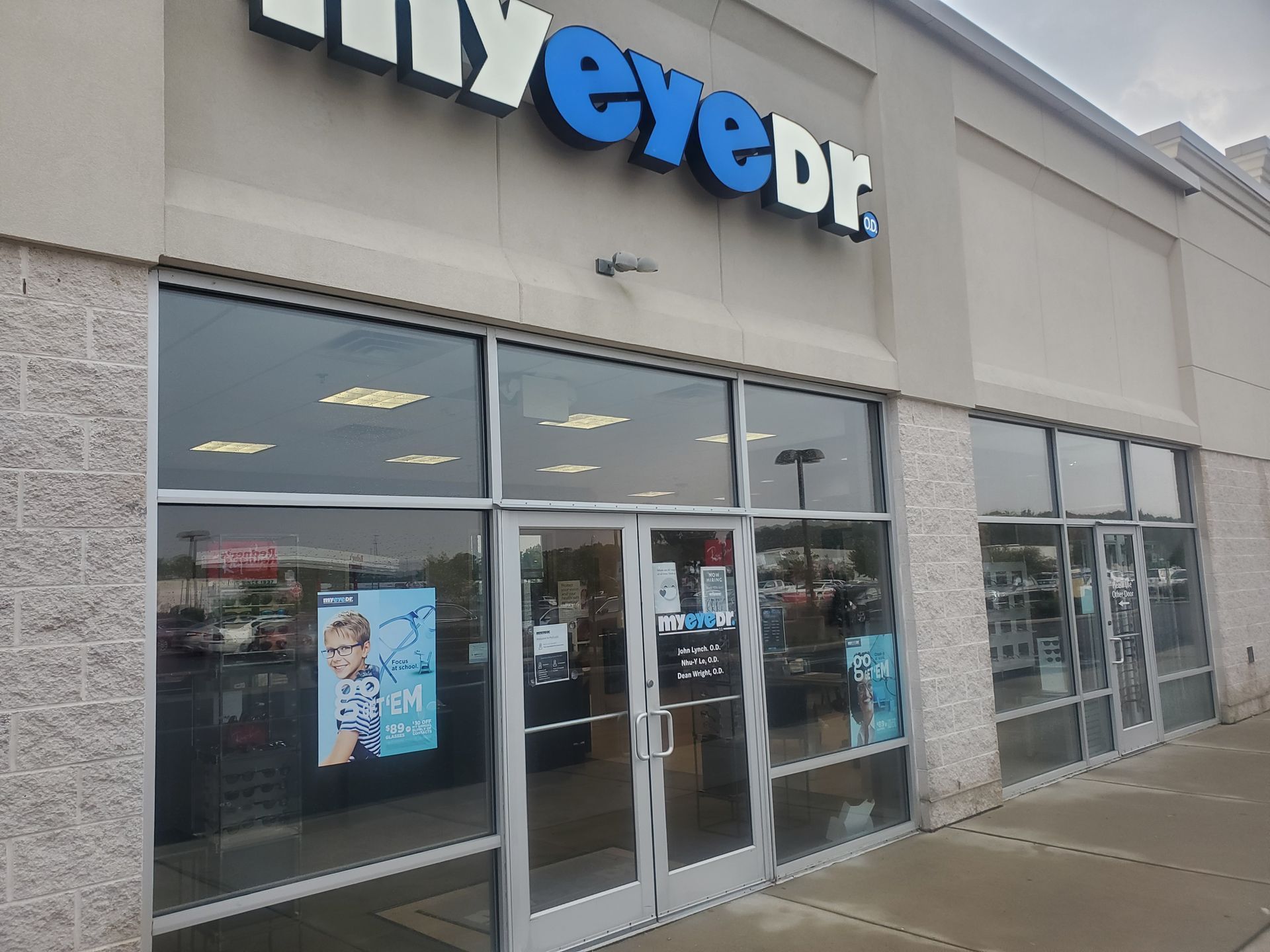 The outside of a store called eye dr.