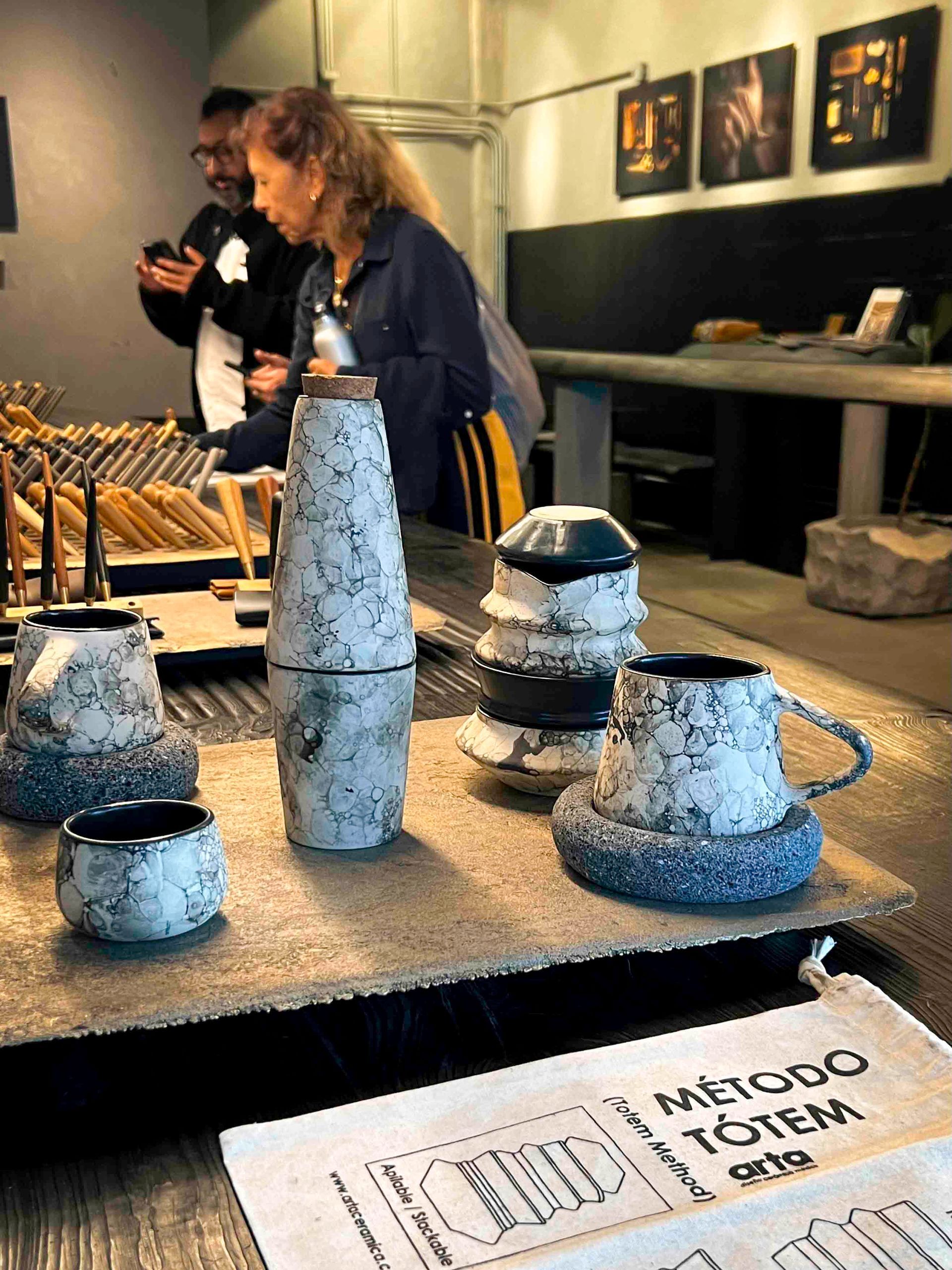 A living room with a table and chairs in Mexico City