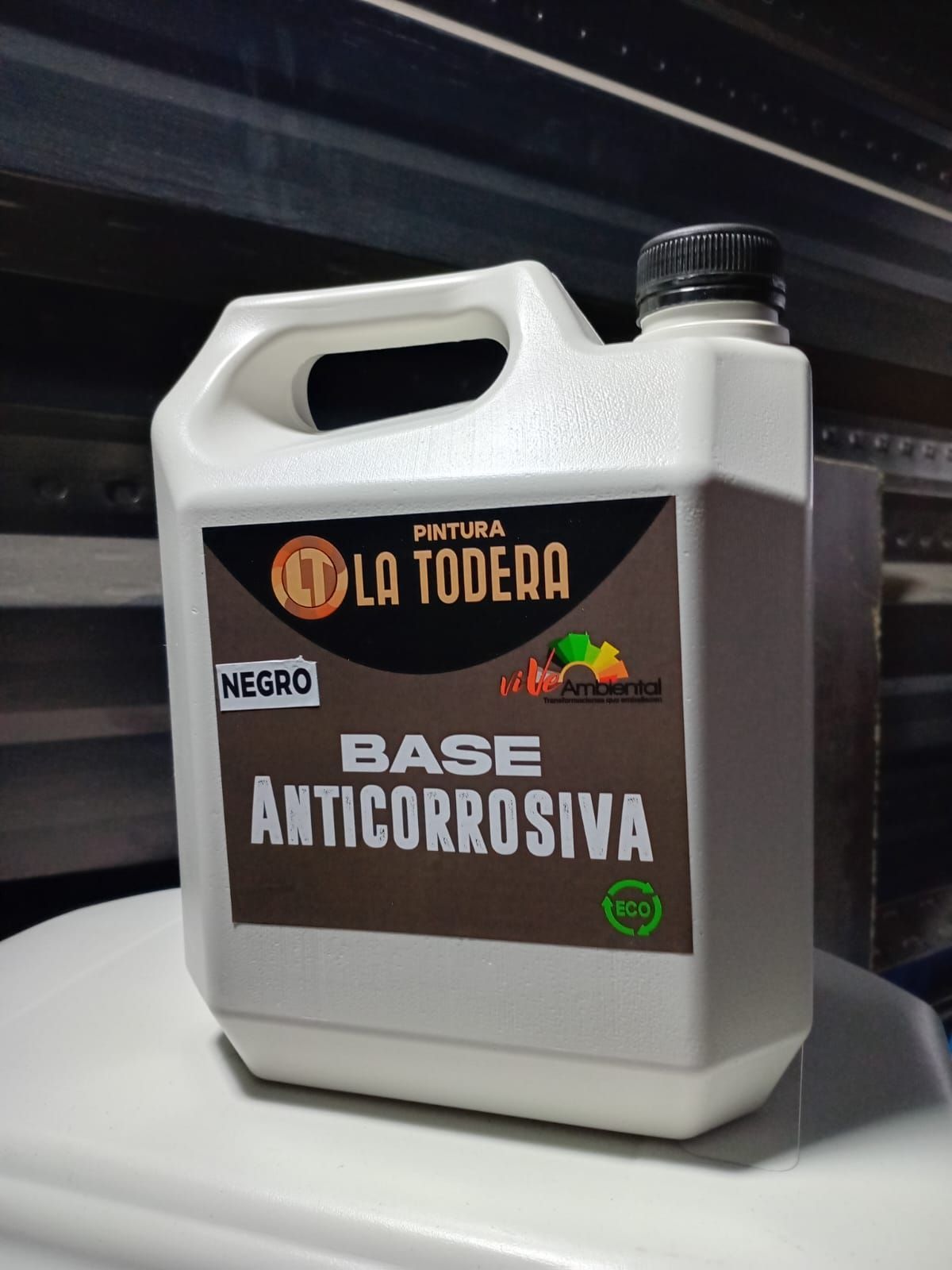 Envase de plástico blanco de pintura “Negro Base Anticorrosiva” de “La Todera”.