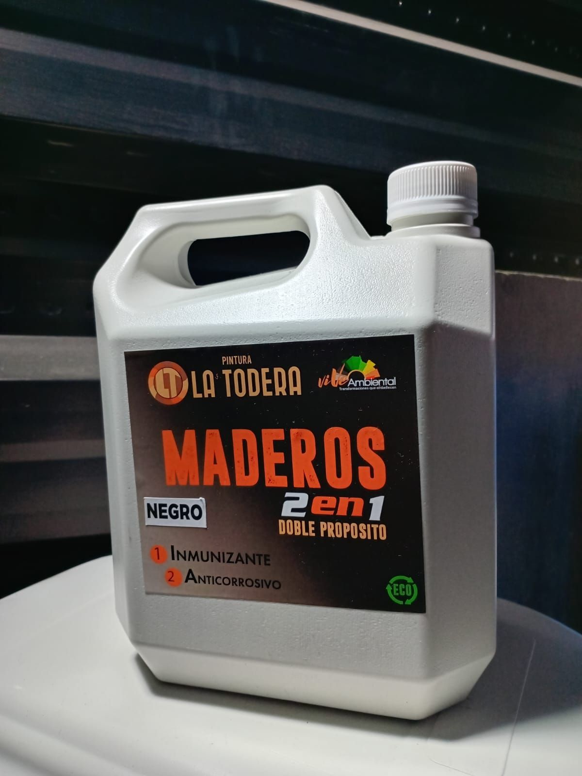 Jarra blanca de tinte para madera