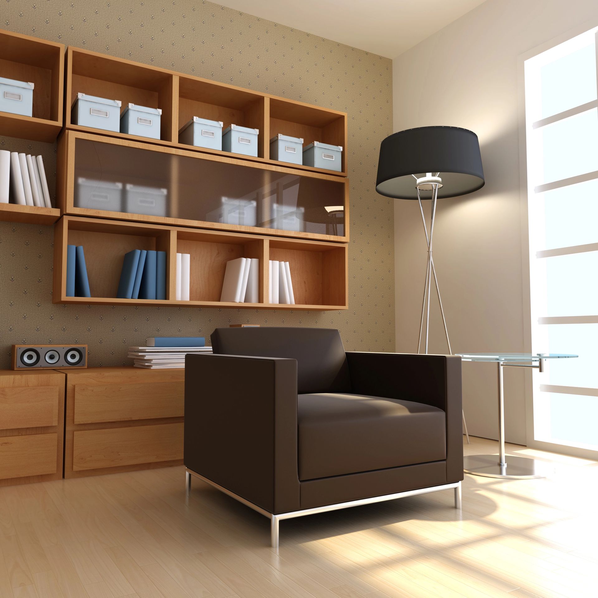 Sillón de cuero marrón en una habitación bien iluminada con estanterías, una lámpara de pie y una gran ventana.