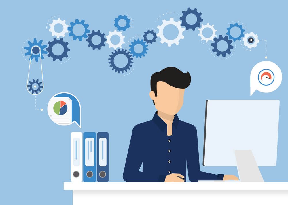 Pessoa sentada à mesa com computador, engrenagens acima e dados financeiros; conceito de fluxo de trabalho.