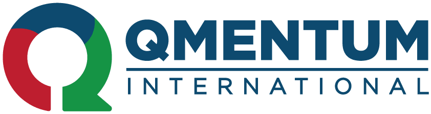Logotipo da QMENTUM INTERNATIONAL: um símbolo “Q” colorido com texto em fonte azul escura.