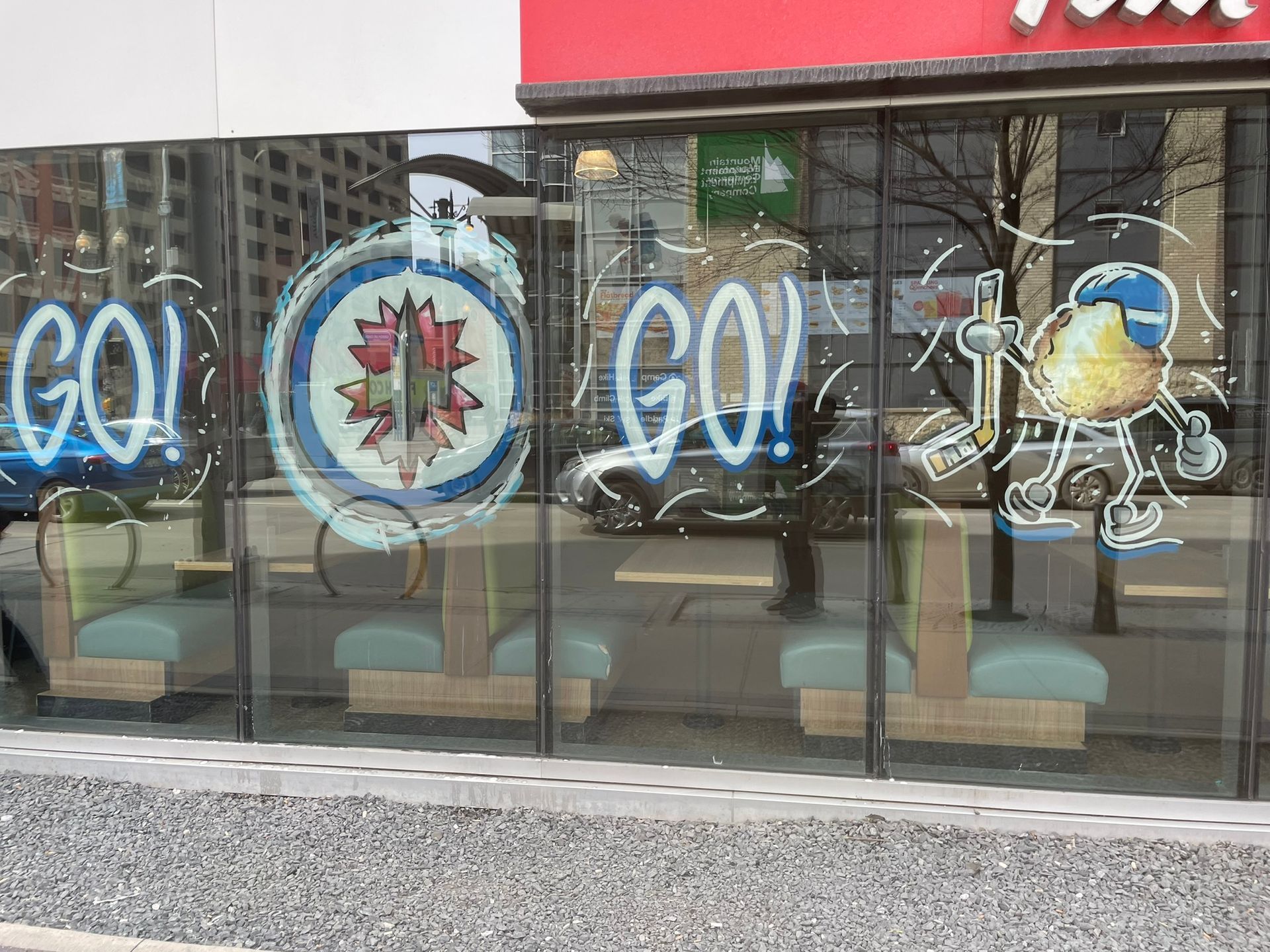 A restaurant window with graffiti on it that says go ! go !